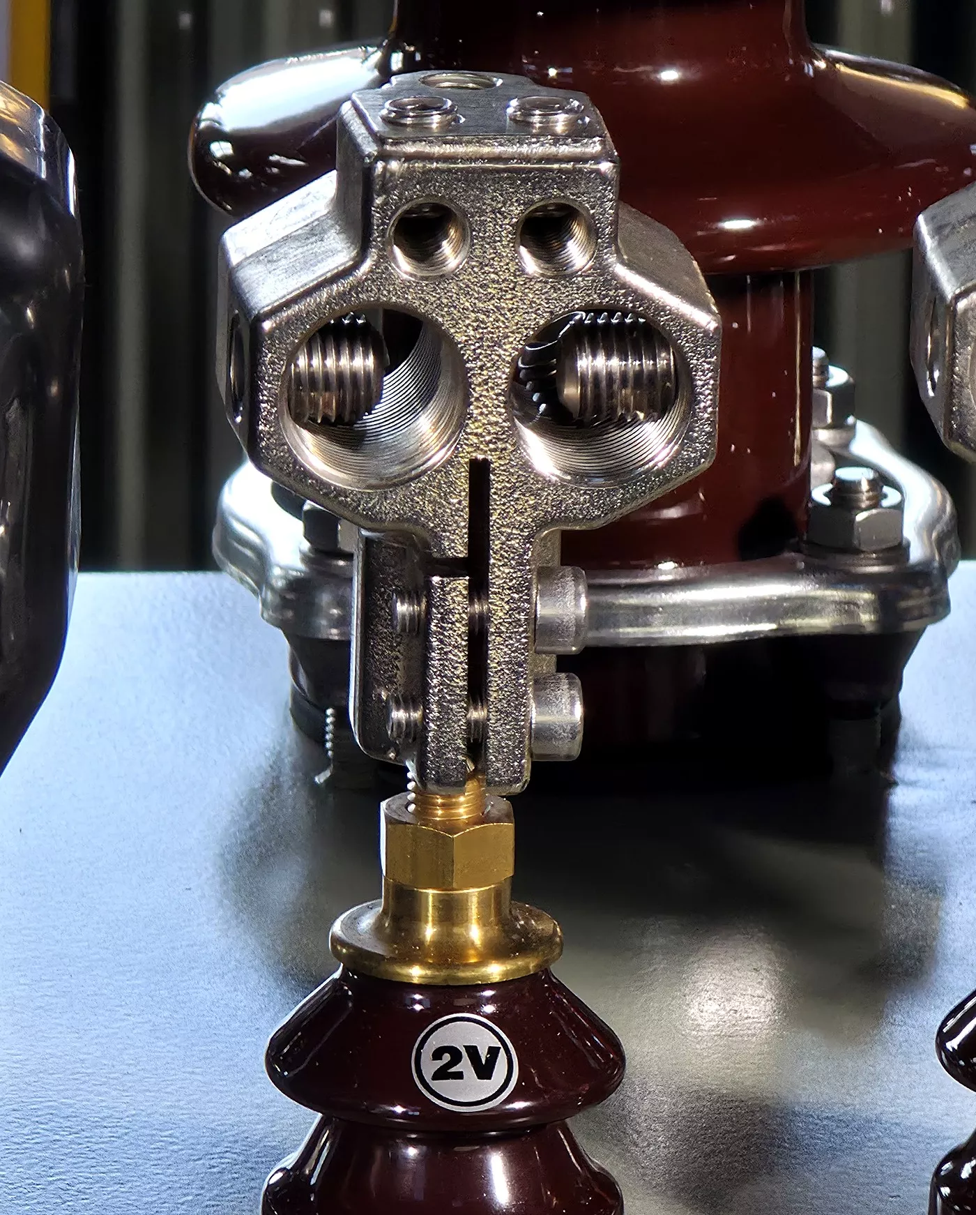 TOC-1 screwed onto the bushing stud – front view