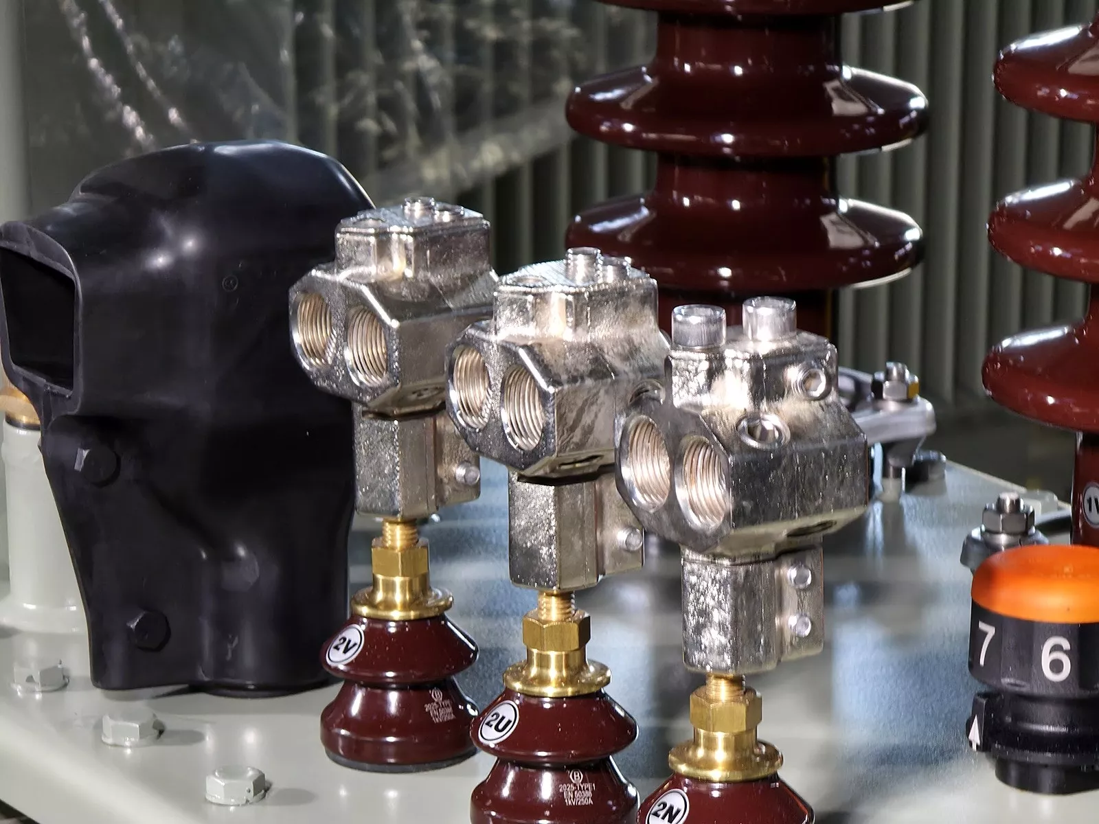 TOC-1 clamps on the LV bushings of a MarkoEco2 transformer – where OZNN covers are fitted